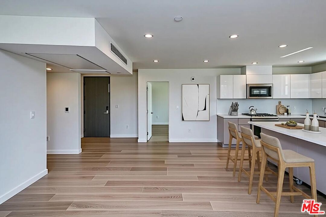 328 N Maple Dr Unit: 201