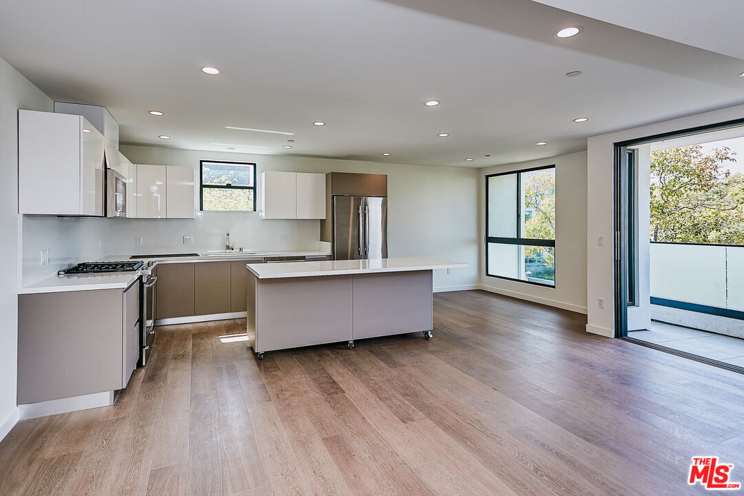 328 N Maple Dr Unit: 201