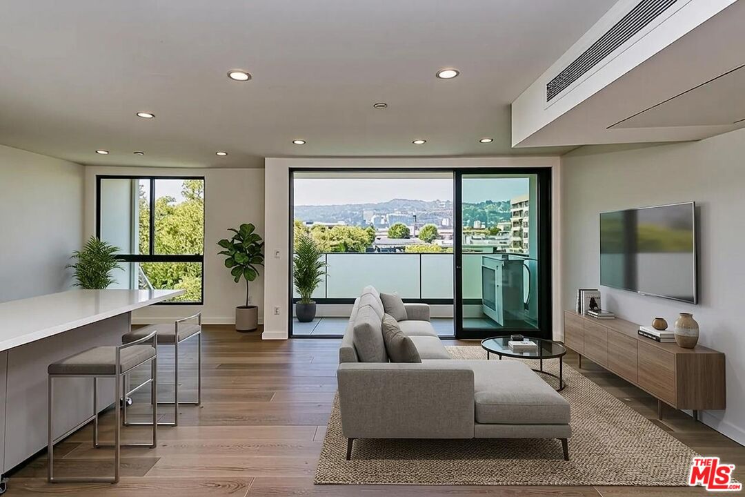 328 N Maple Dr Unit: 201