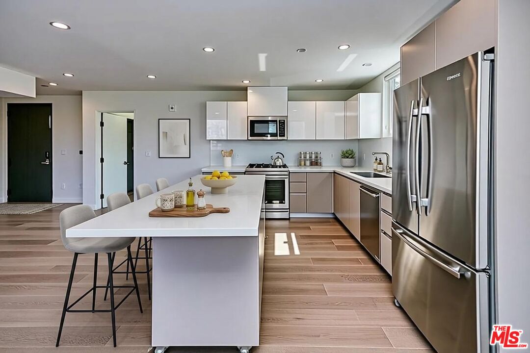 328 N Maple Dr Unit: 201