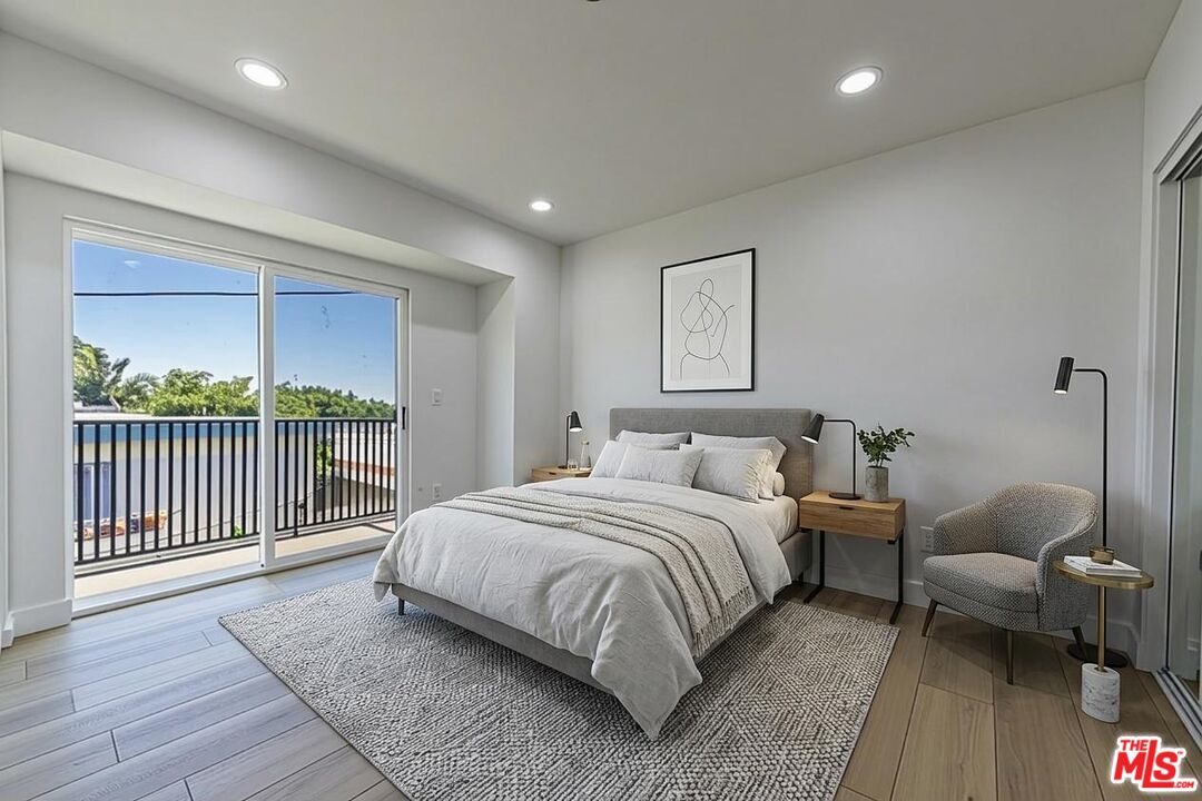 5434 Romaine St Unit: 2/4