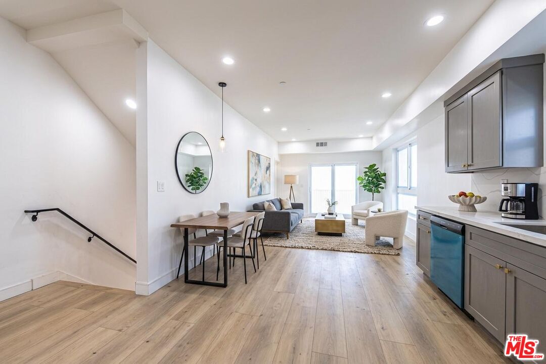 5434 Romaine St Unit: 2/4