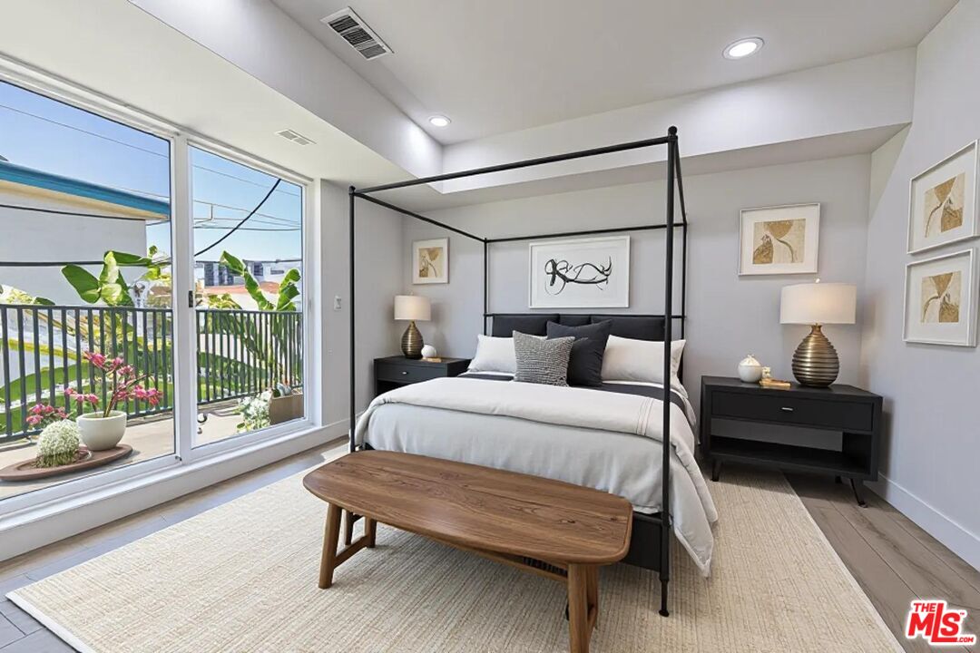 5434 Romaine St Unit: 2/4