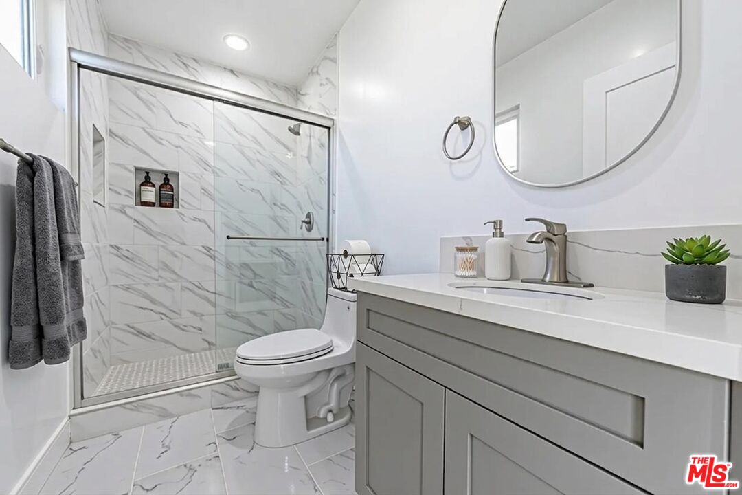 5434 Romaine St Unit: 2/4