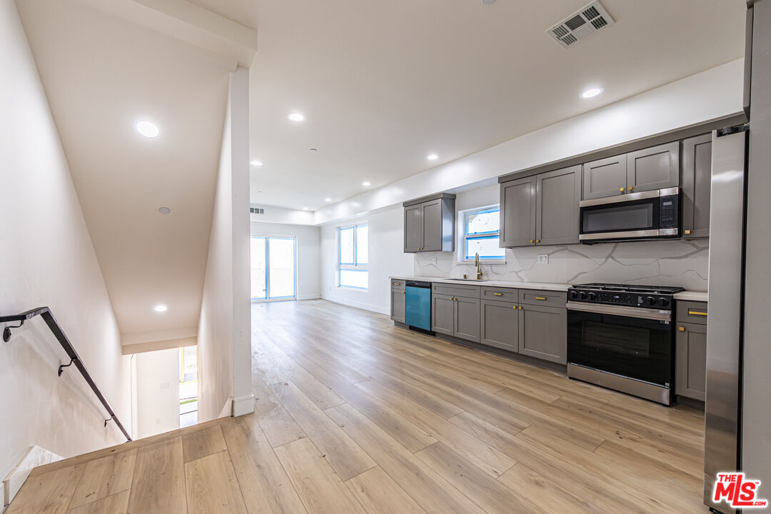 5434 Romaine St Unit: 2/4