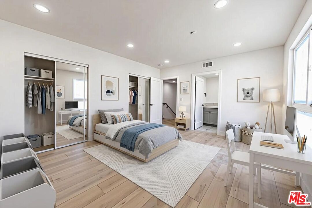 5434 Romaine St Unit: 2/4