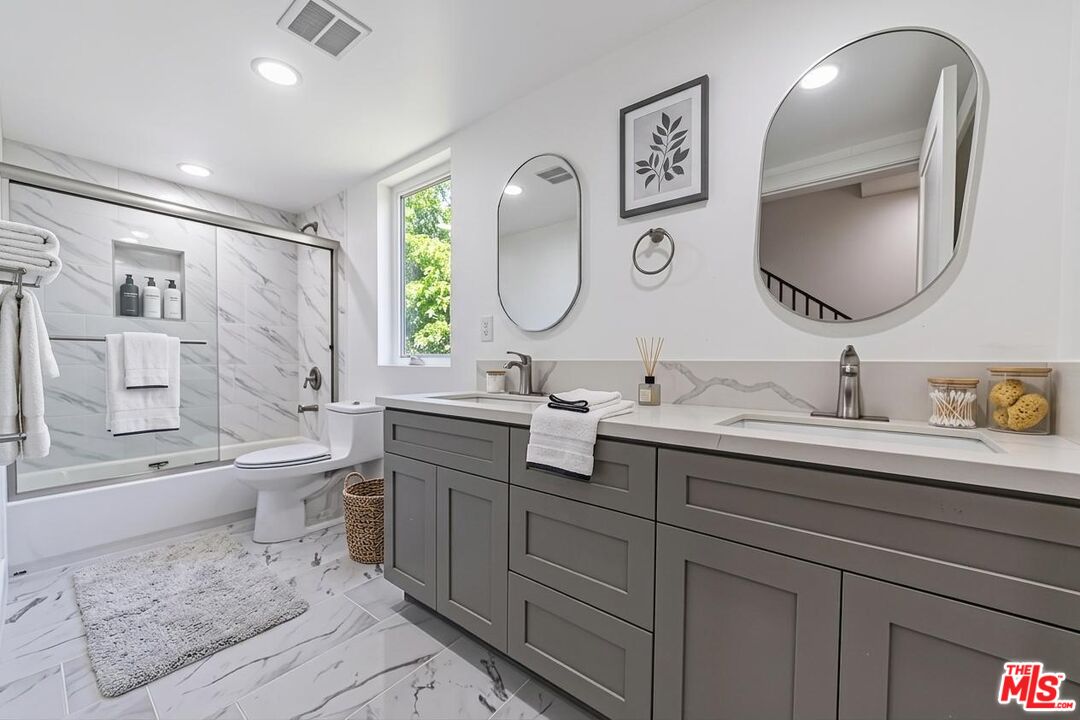 5434 Romaine St Unit: 2/4