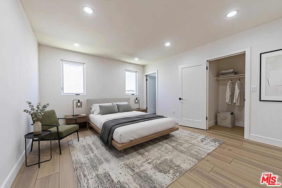 5434 Romaine St Unit: 2/4