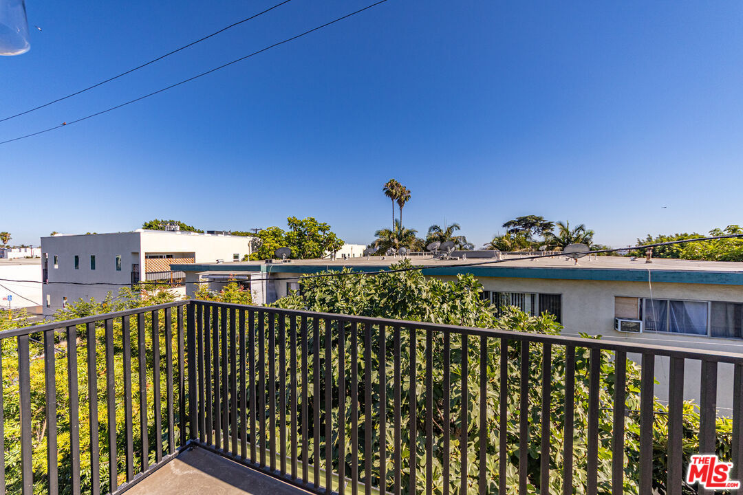 5434 Romaine St Unit: 2/4