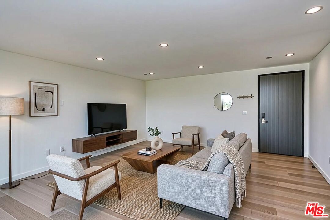 328 N Maple Dr Unit: 304