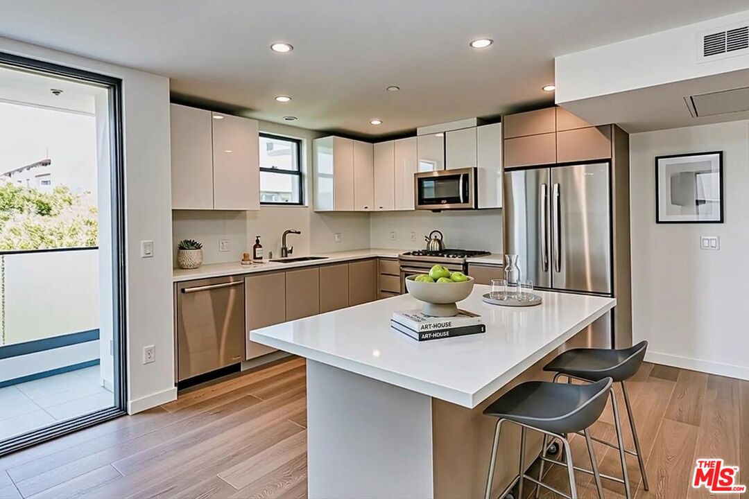 328 N Maple Dr Unit: 304
