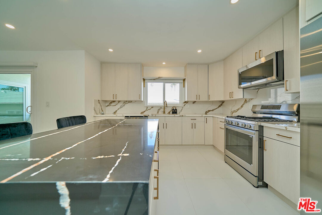 840 18th St Unit: 1
