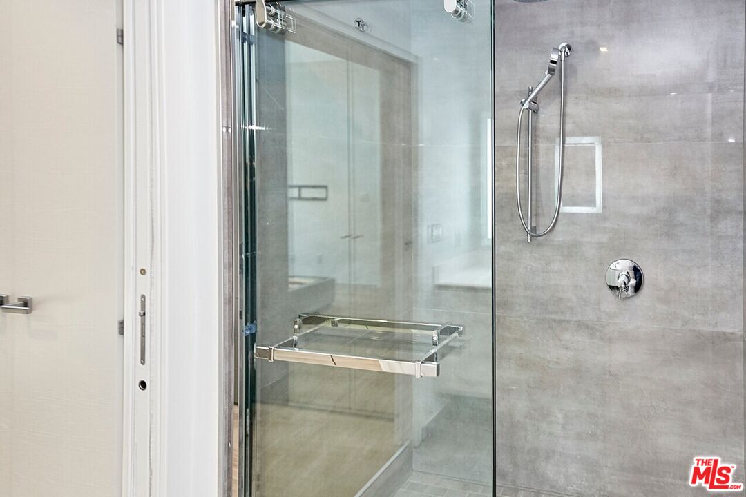105 S Fairfax Ave Unit: 204