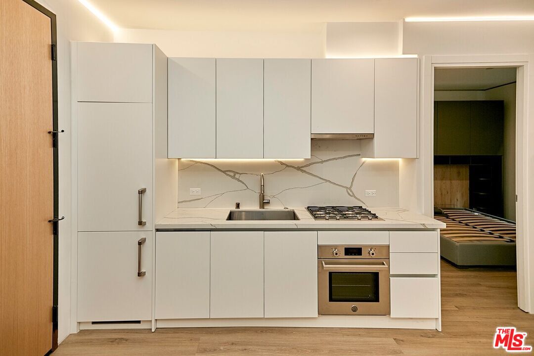105 S Fairfax Ave Unit: 204