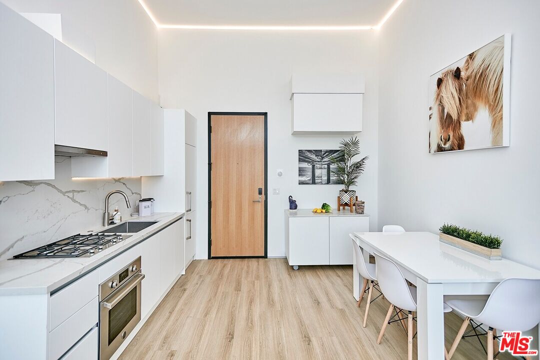 105 S Fairfax Ave Unit: 305