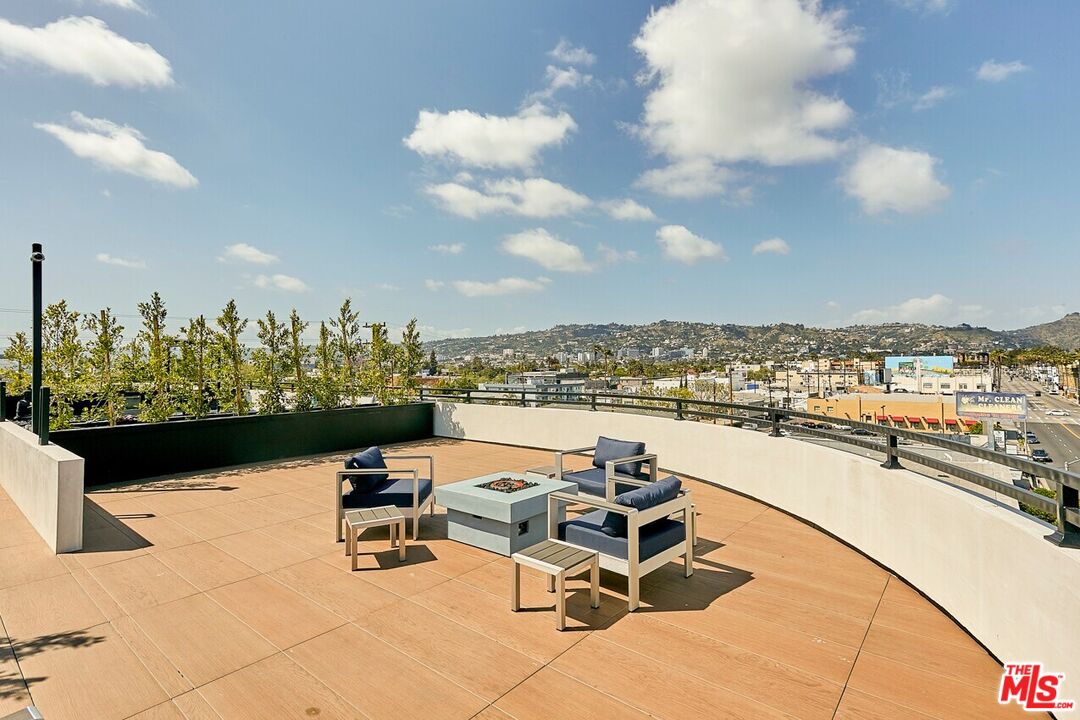 105 S Fairfax Ave Unit: 305