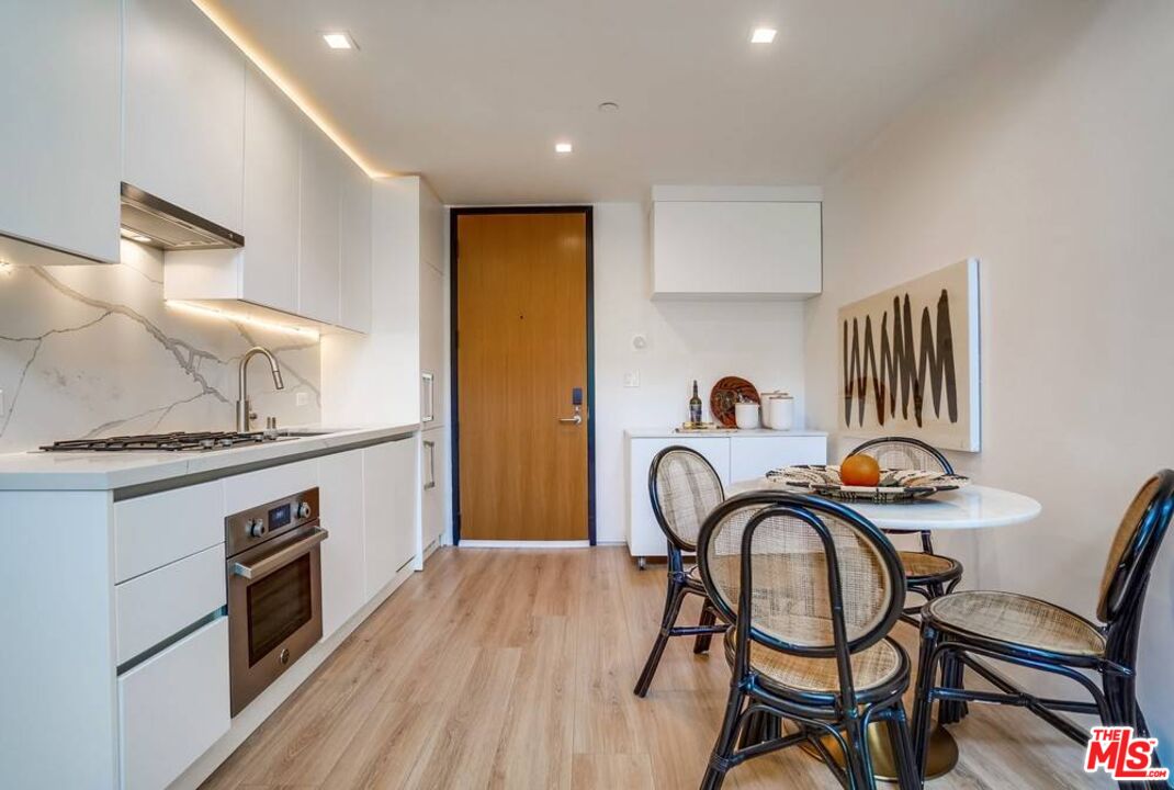 105 S Fairfax Ave Unit: 305
