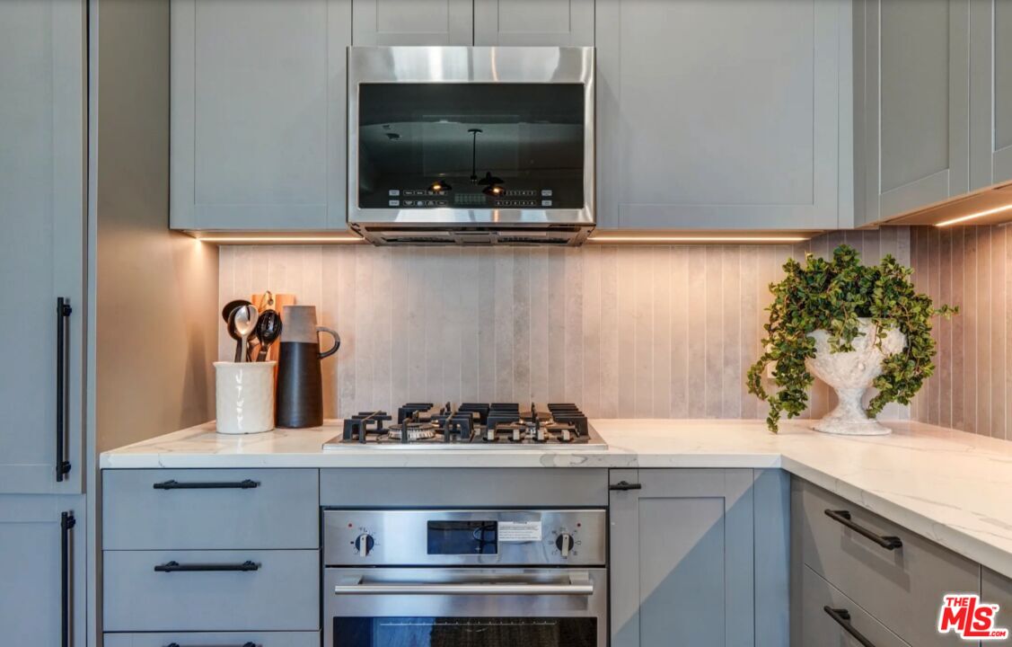 5768 W 3rd St Unit: PH1