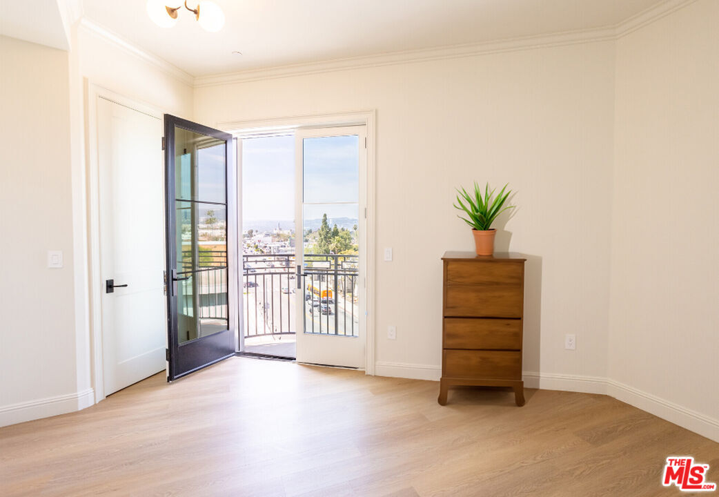 5768 W 3rd St Unit: PH1