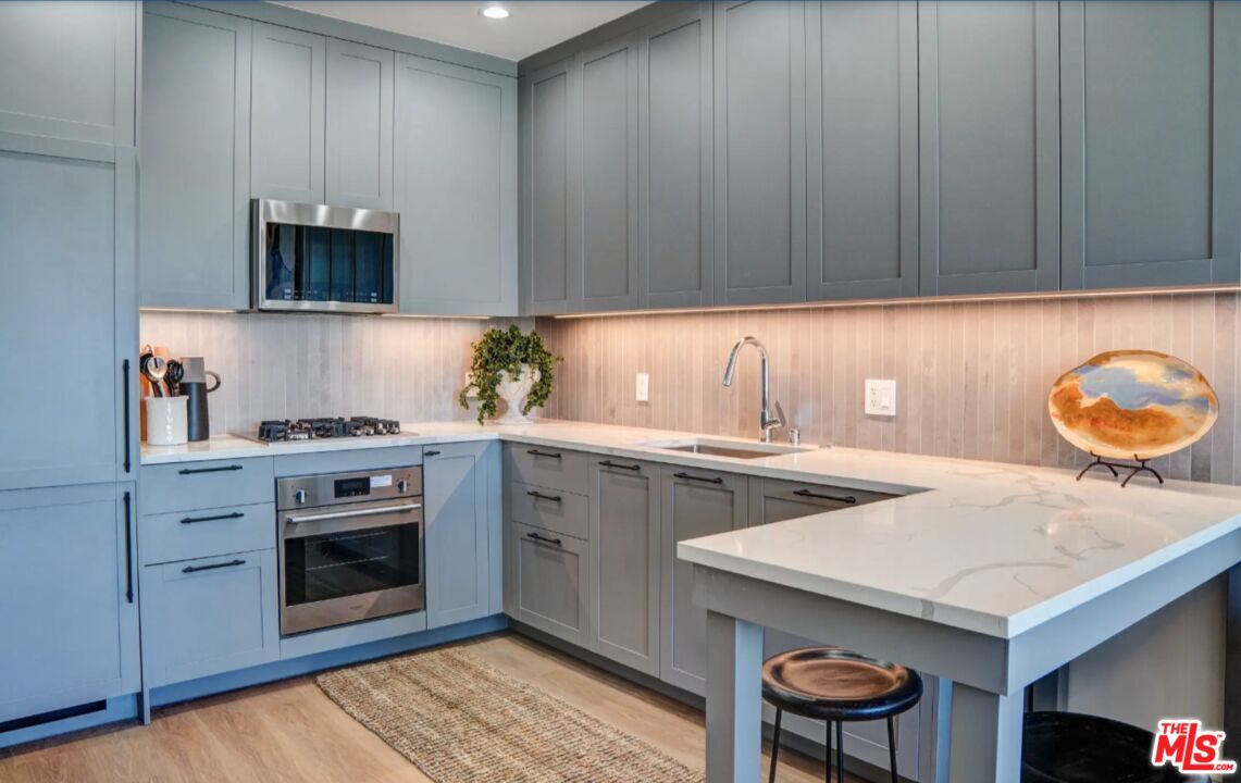 5768 W 3rd St Unit: PH1