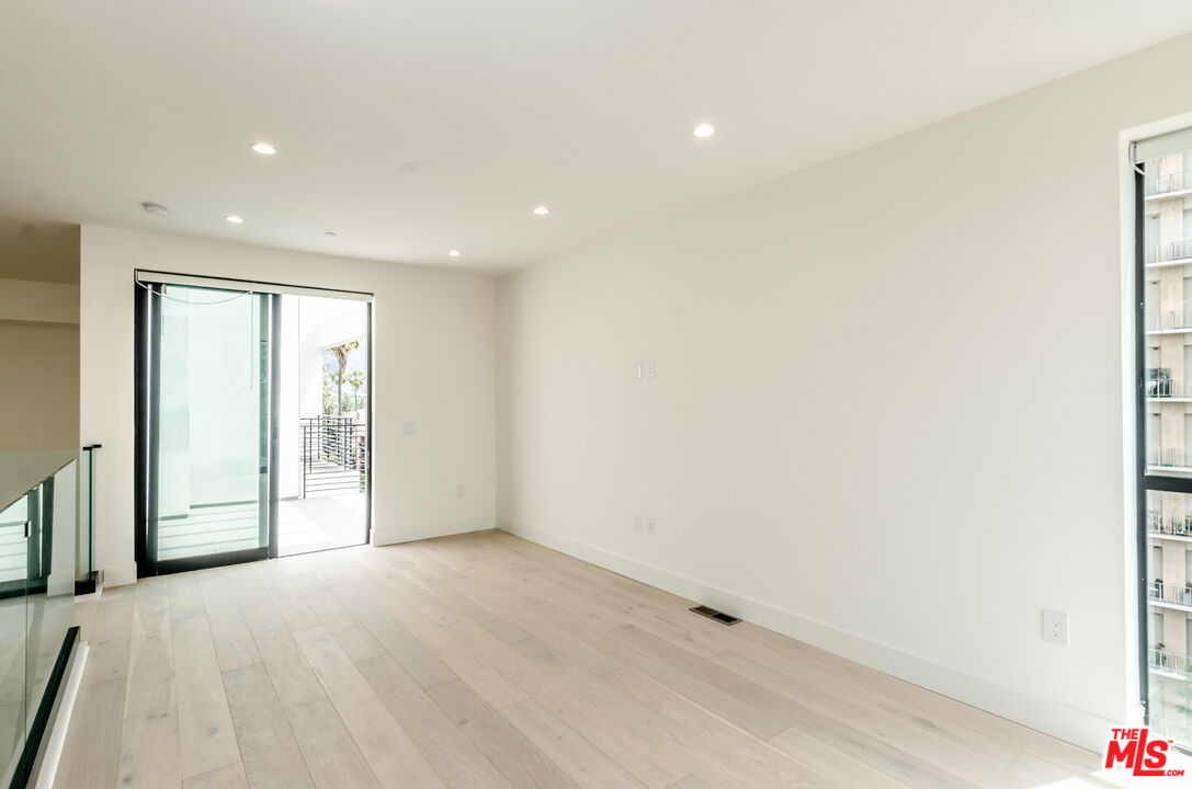 105 S Doheny Dr Unit: PH2