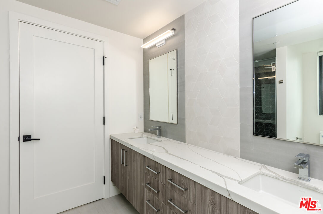 105 S Doheny Dr Unit: PH2