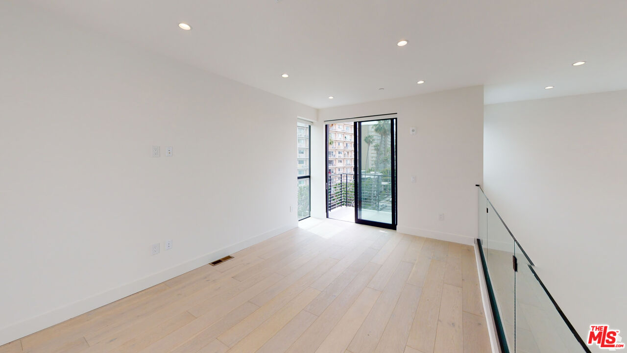 105 S Doheny Dr Unit: PH2