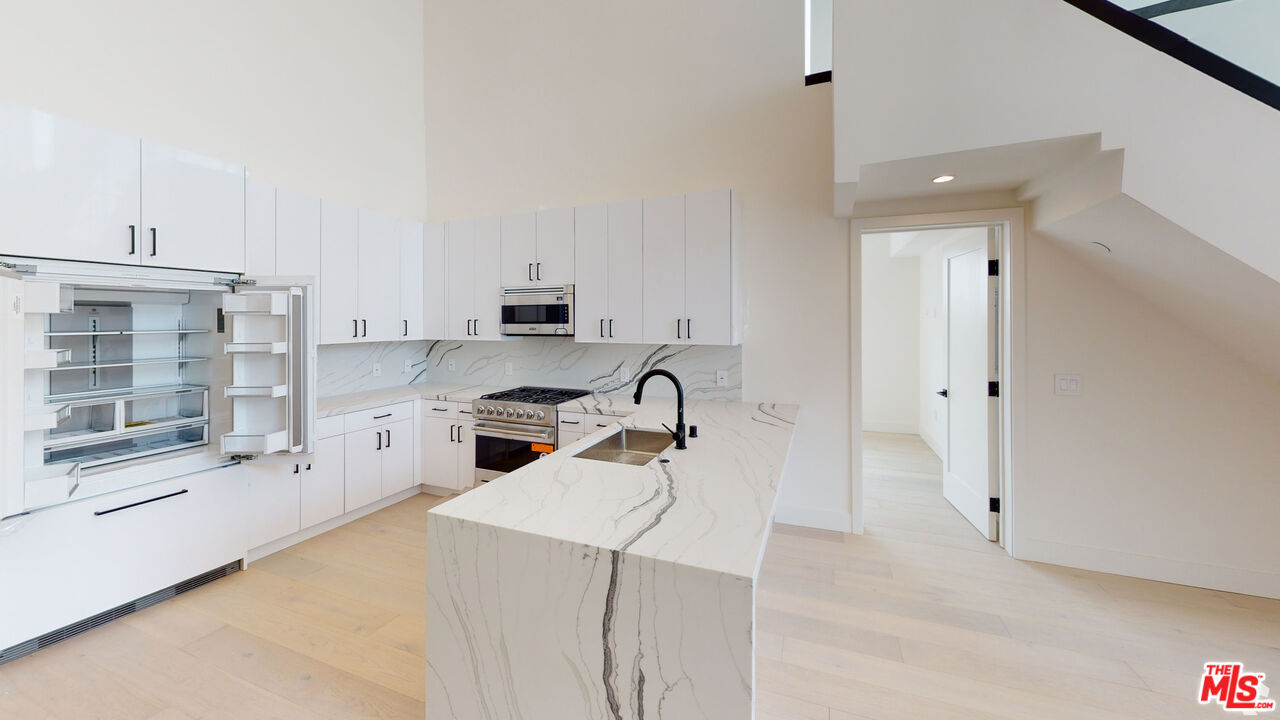 105 S Doheny Dr Unit: PH2