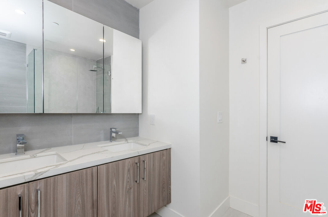 105 S Doheny Dr Unit: PH2