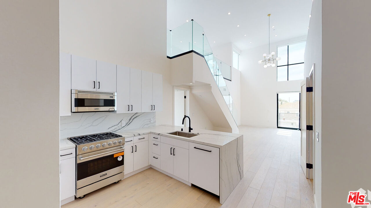 105 S Doheny Dr Unit: PH2