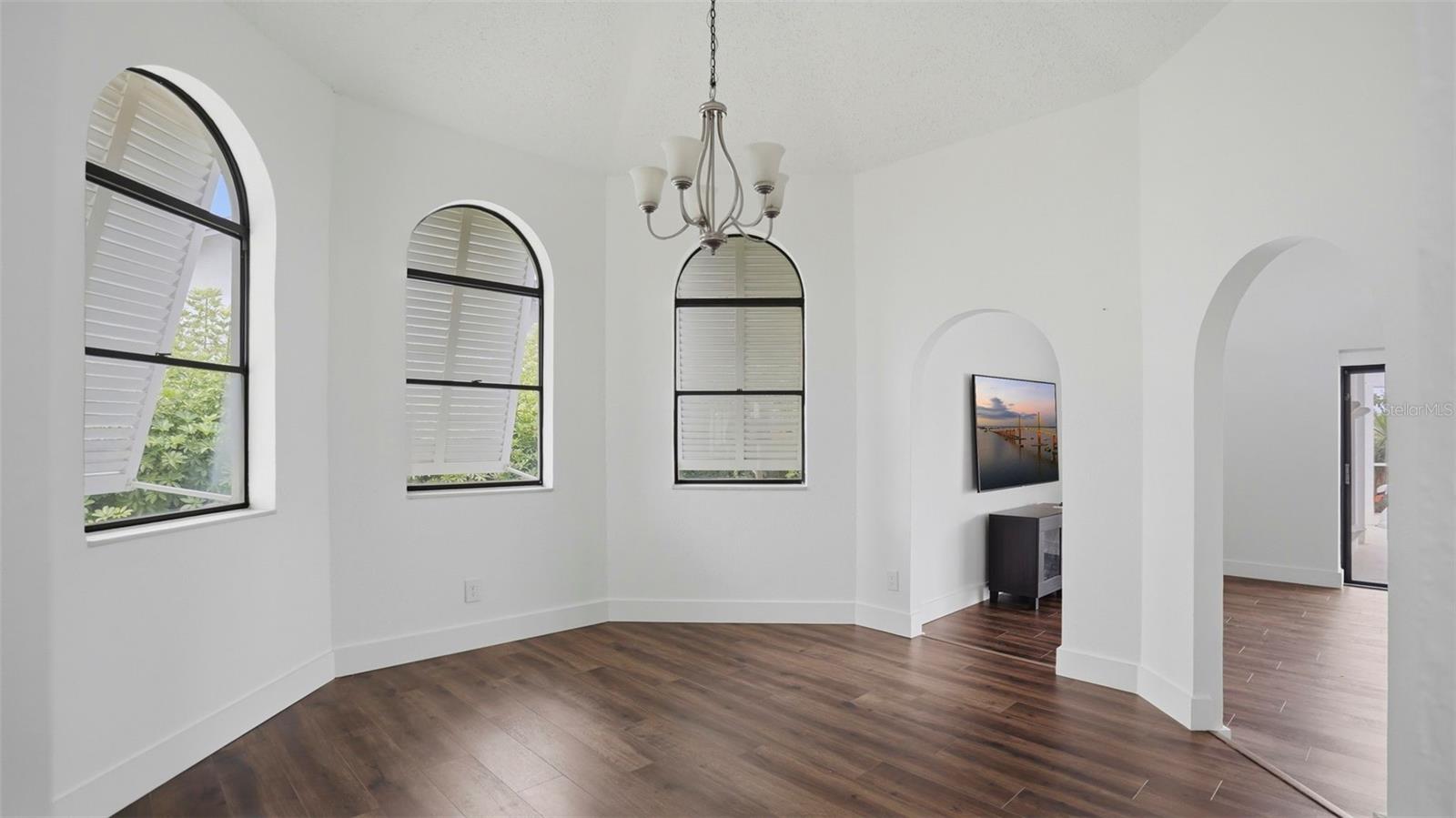 503 LAGUNA DR