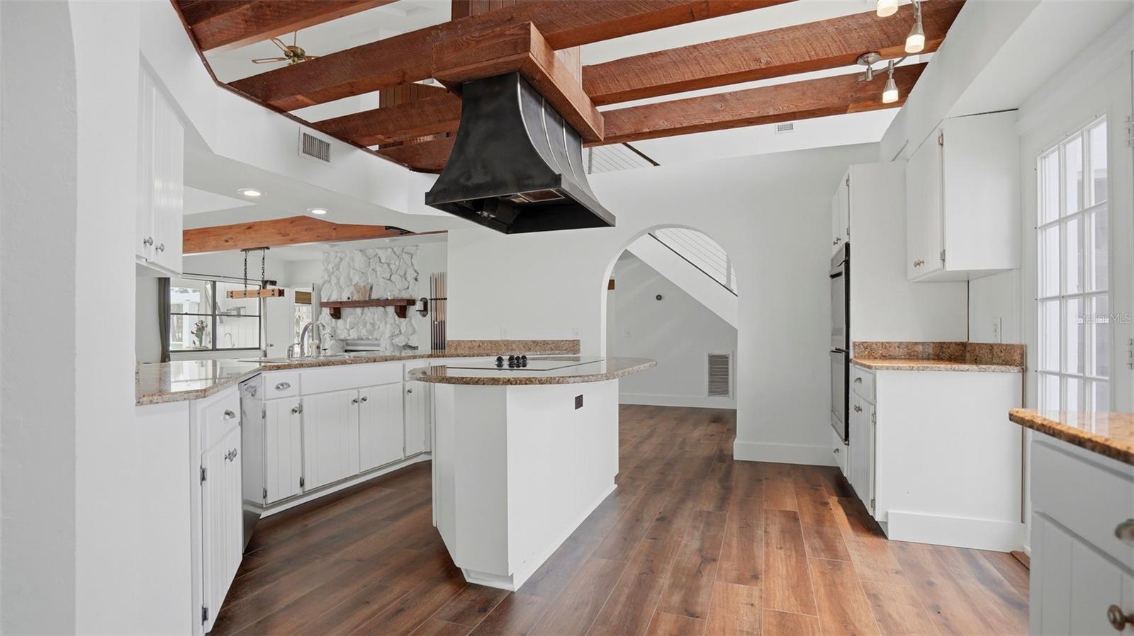 503 LAGUNA DR