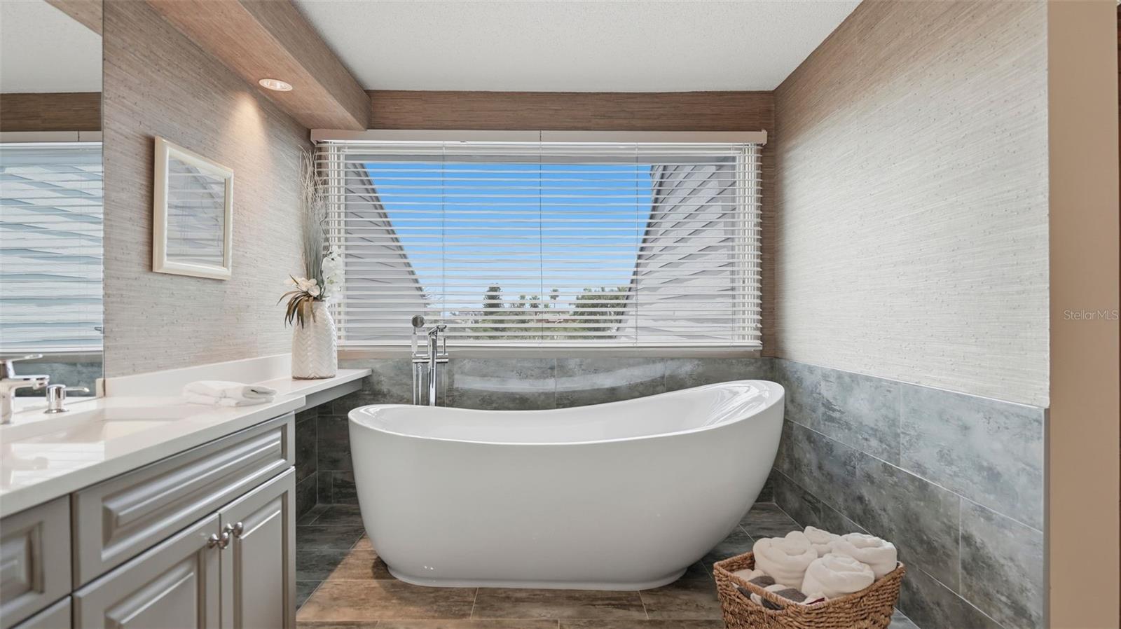 910 PINELLAS BAYWAY S #201