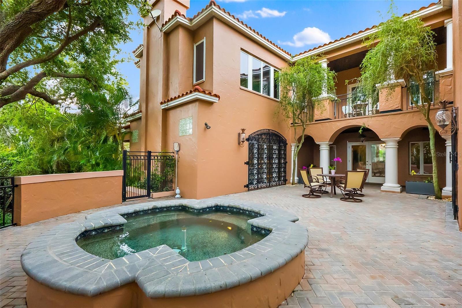 827 COLUMBUS DRIVE