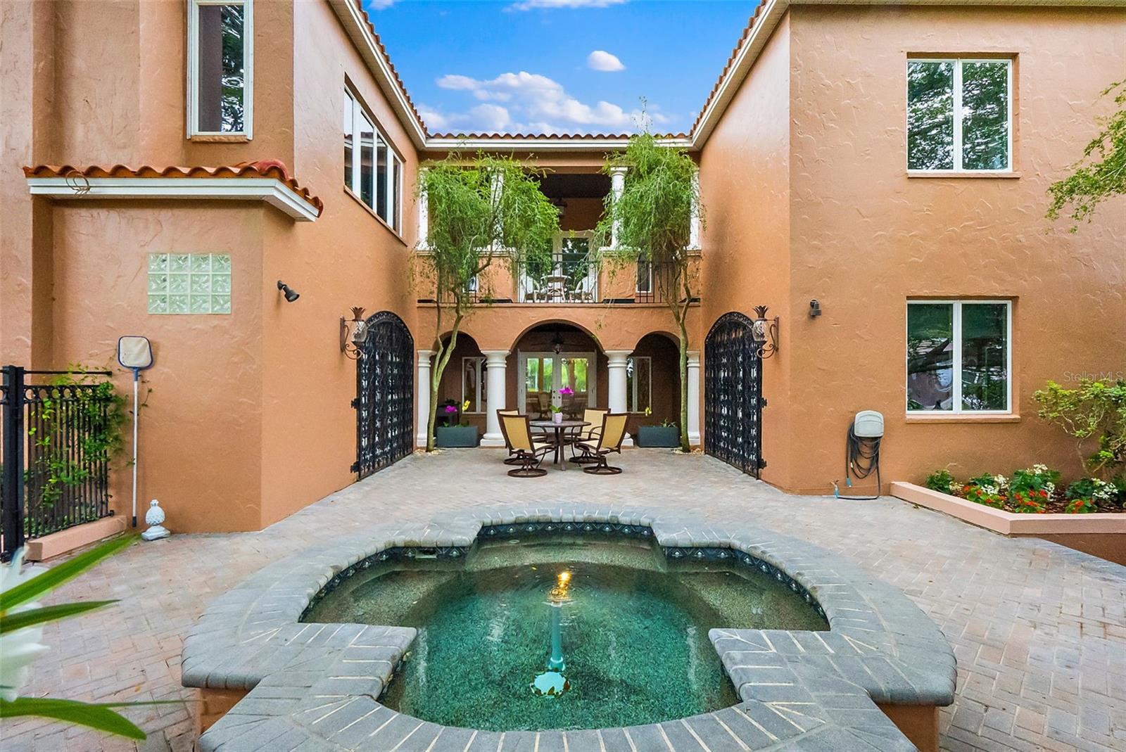 827 COLUMBUS DRIVE