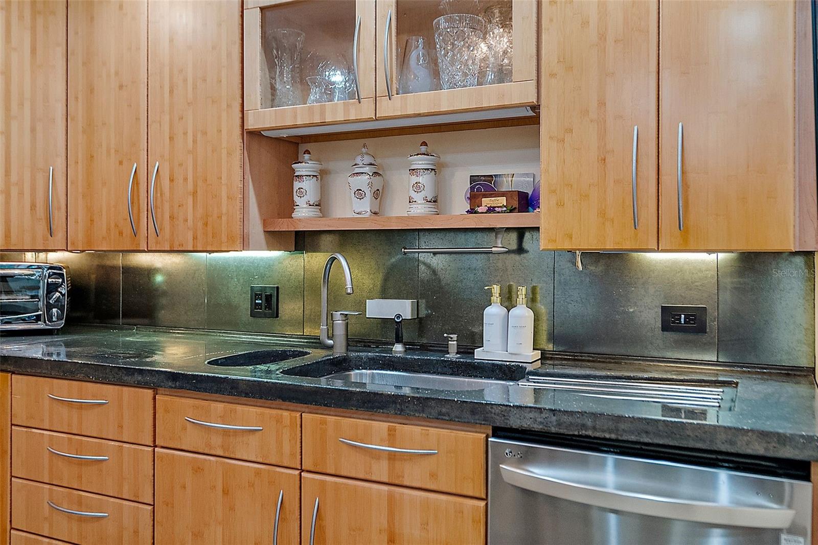 1 BEACH DRIVE SE Unit: 1904