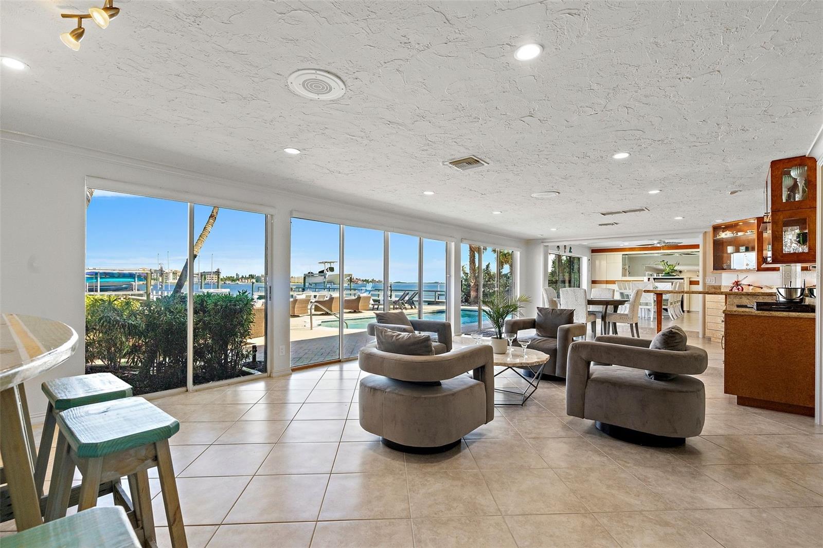 2121 E VINA DEL MAR BLVD