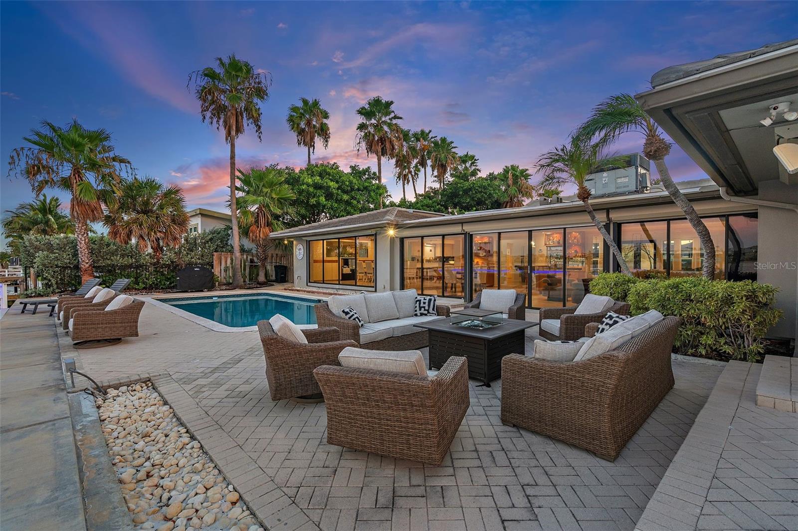 2121 E VINA DEL MAR BLVD