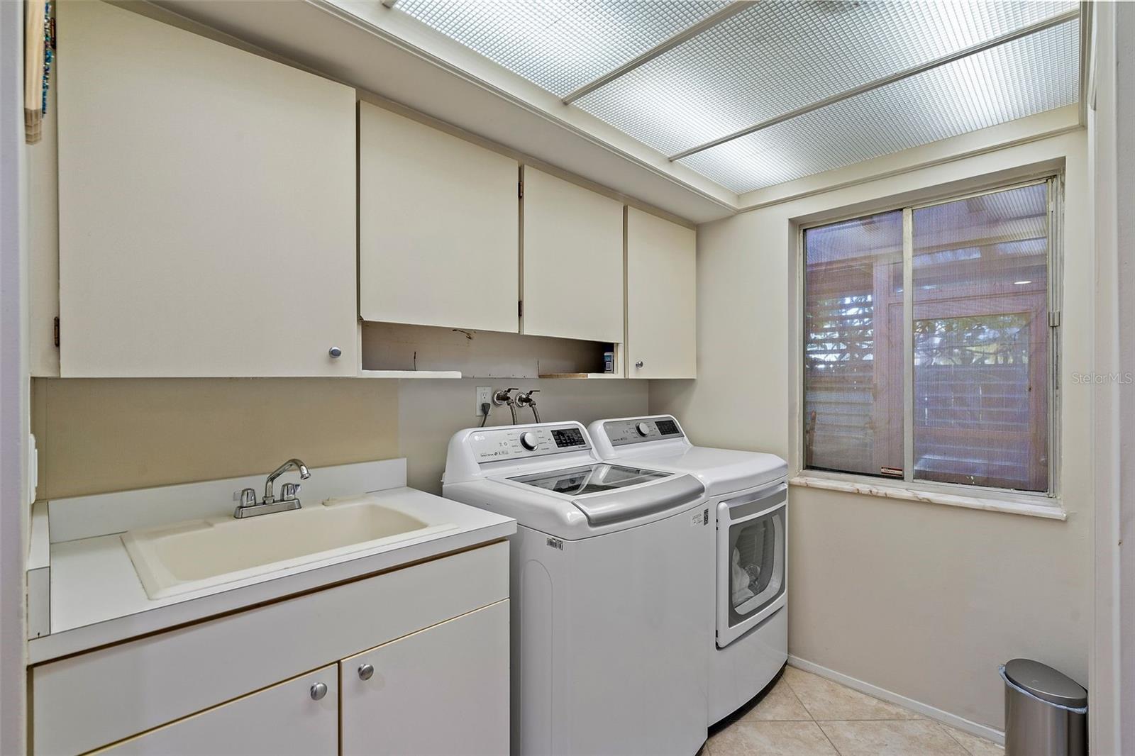 2121 E VINA DEL MAR BLVD