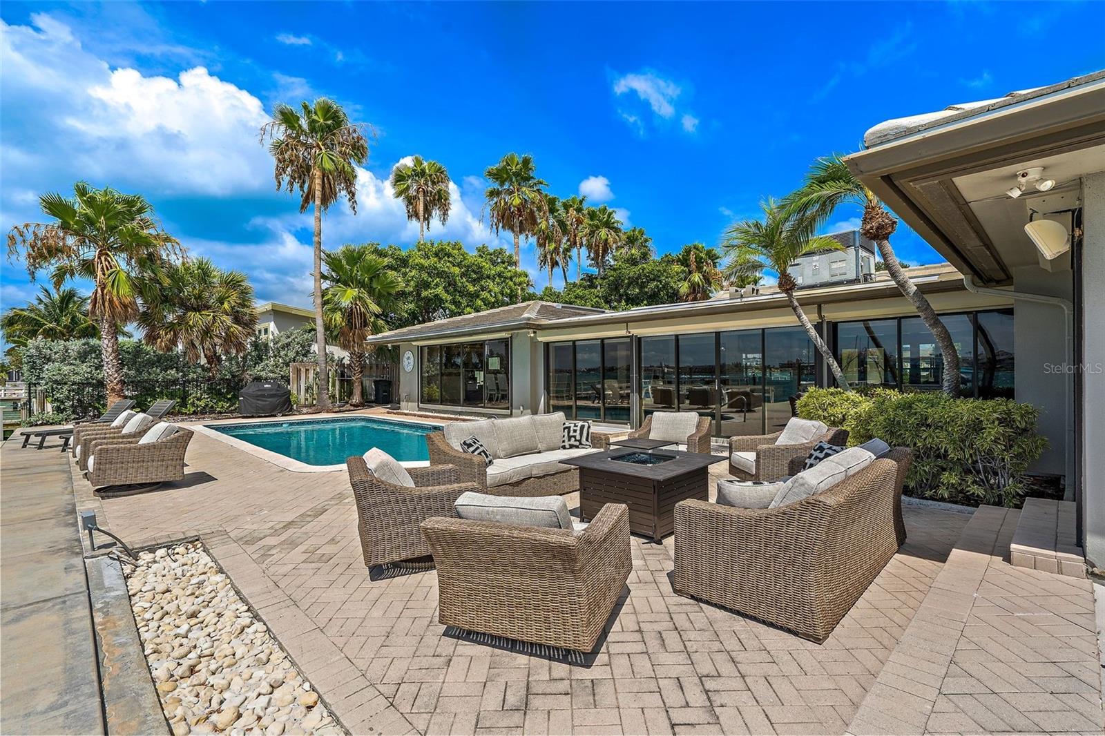 2121 E VINA DEL MAR BLVD