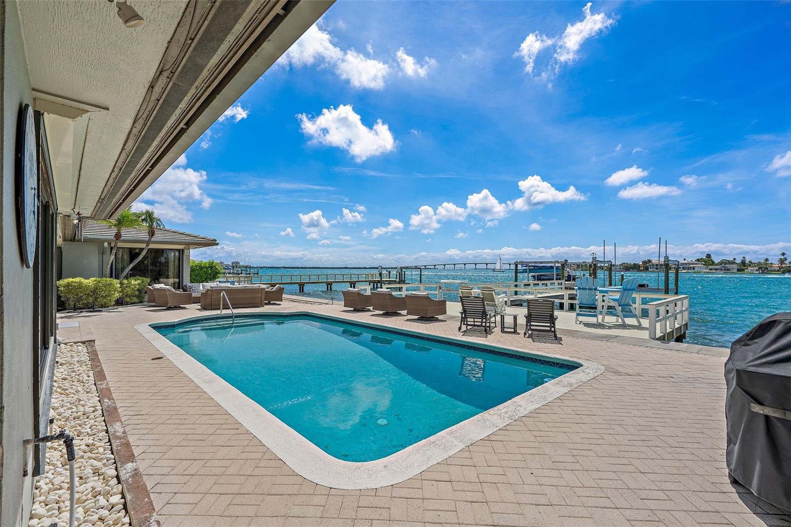 2121 E VINA DEL MAR BLVD