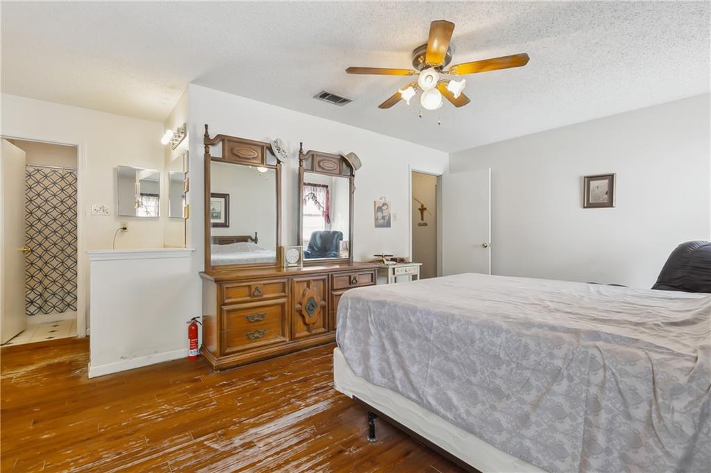 1041 E KINGSWAY Drive