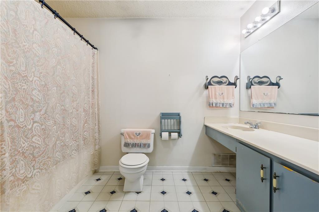 1041 E KINGSWAY Drive