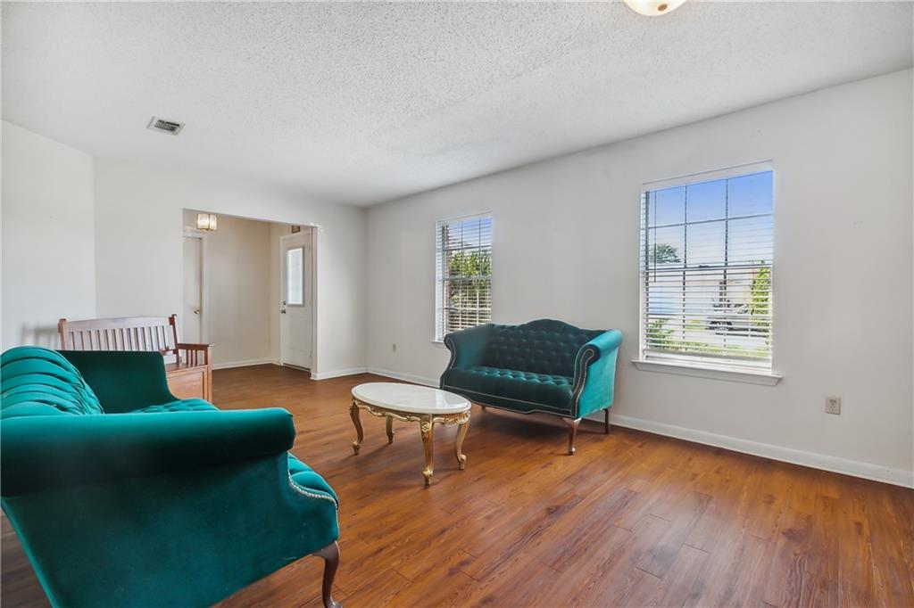 1041 E KINGSWAY Drive