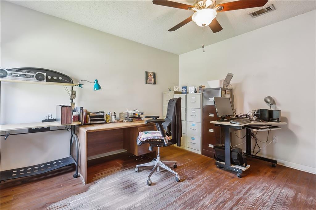 1041 E KINGSWAY Drive