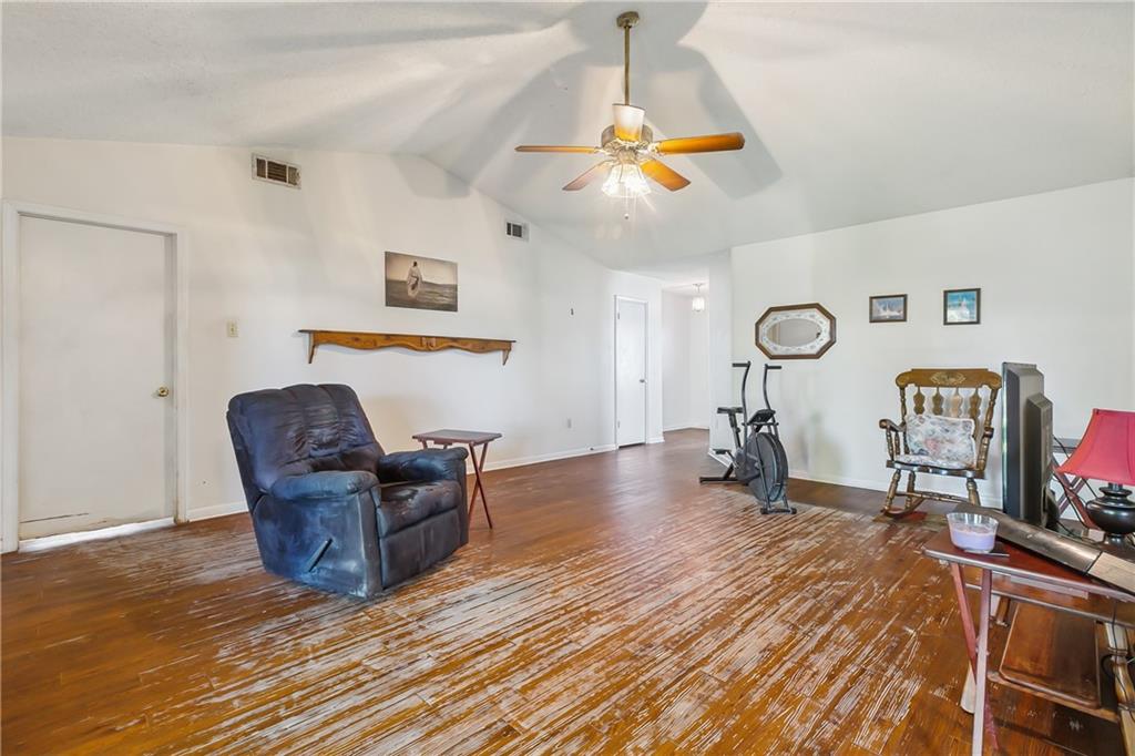 1041 E KINGSWAY Drive