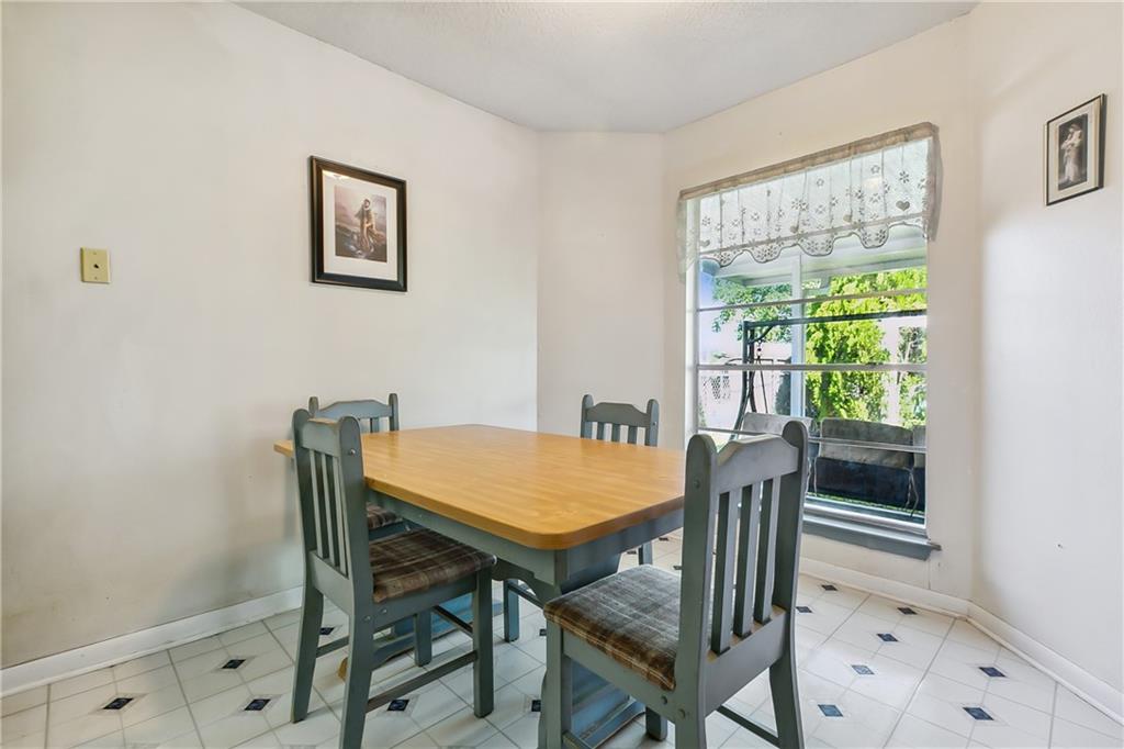 1041 E KINGSWAY Drive