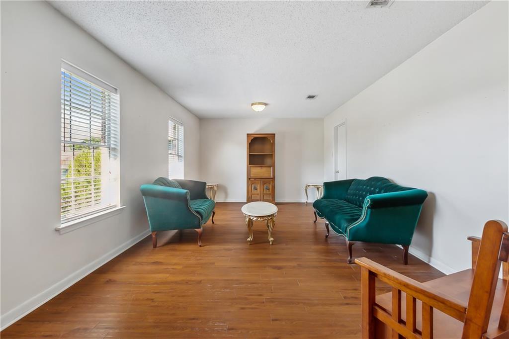 1041 E KINGSWAY Drive