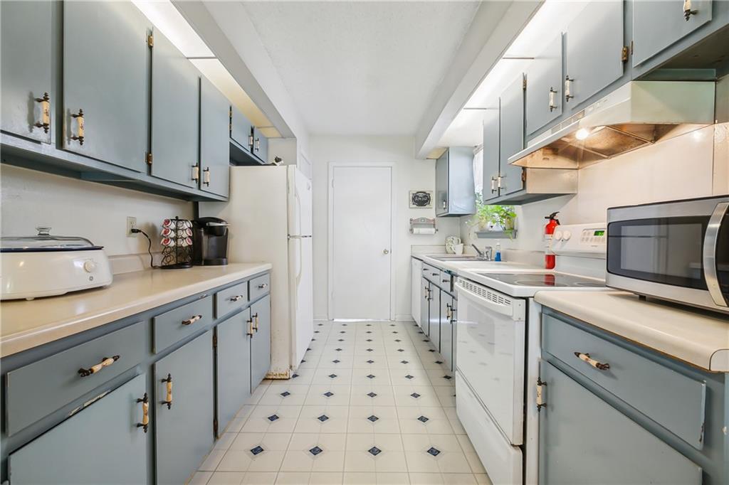 1041 E KINGSWAY Drive