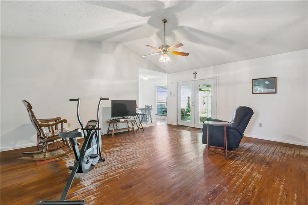 1041 E KINGSWAY Drive